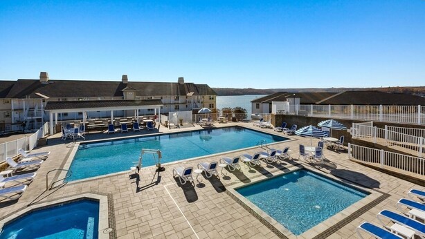 Alueella on useita uima-altaita, aurinkotuoleja ja aurinkovarjoja.