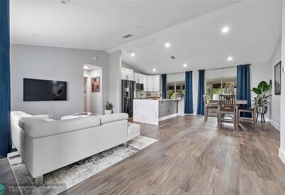 The Rose House: A Chic Retreat! 3 BDR, AC, WiFi - Just 12 mins from the beach!