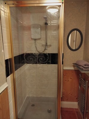 Douche, séchoir à cheveux, serviettes fournies, savon