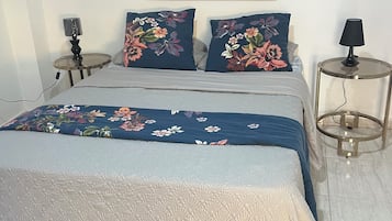 Dobbeltrom – comfort, 1 dobbeltseng, hageutsikt | Skrivebord for bærbar PC og wi-fi (inkludert)