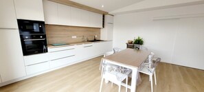 Frigorífico, microondas, horno y placa de cocina