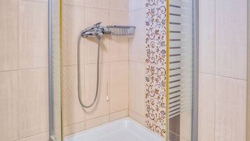Apartamento família, sacada, vista para o mar | Banheiro | Chuveiro, produtos de toalete grátis, secador de cabelo, chinelos