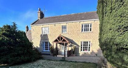Beautiful 18th century 10 person Cottage in the heart of NE England w/hotub