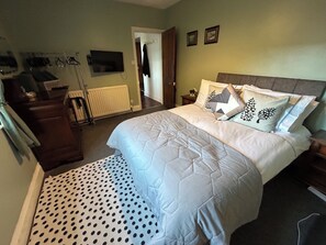 5 bedrooms, iron/ironing board, WiFi, bed sheets