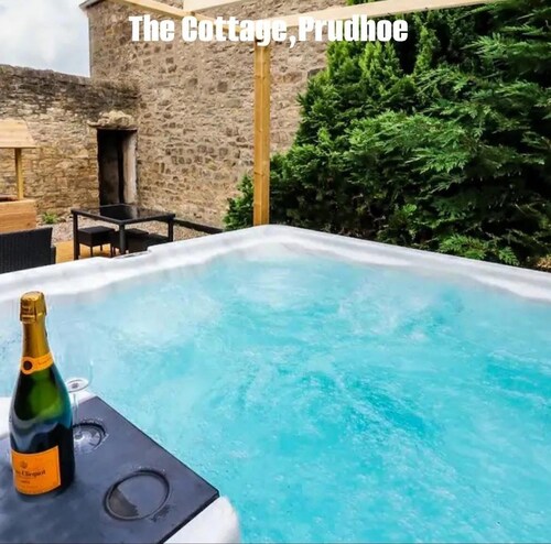 Beautiful 18th century 10 person Cottage in the heart of NE England w/hotub