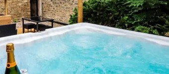 Beautiful 18th century 10 person Cottage in the heart of NE England w/hotub