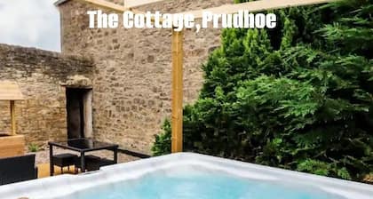 Beautiful 18th century 10 person Cottage in the heart of NE England w/hotub