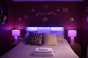 2 bedrooms, WiFi, bed sheets - Gated 2BR Near Downtown – Game Room and Rollaway Twin – Sleeps 5 (San Antonio)