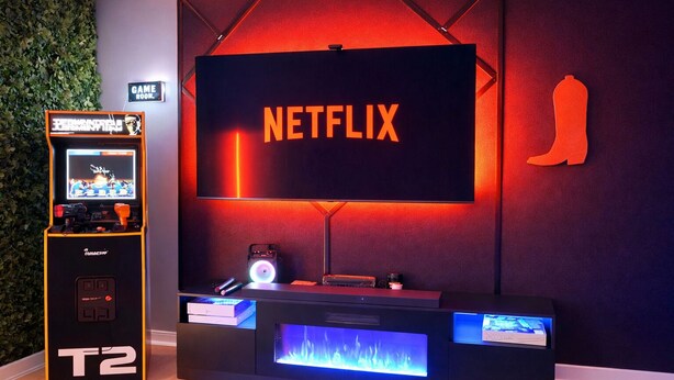 Ein Zimmer mit einem großen Netflix-Schild, einer Spielkonsole und einer T2 Entertainment-Möbel.'