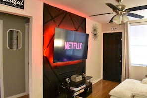2 bedrooms, WiFi, bed sheets - Gated 2BR Near Downtown – Game Room and Rollaway Twin – Sleeps 5 (San Antonio)