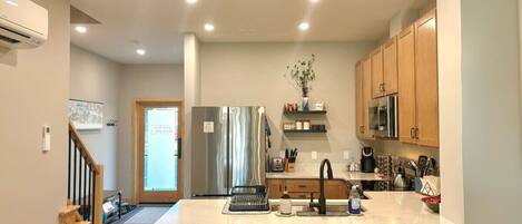 Microondas, horno, parrilla de estufa y lavavajillas