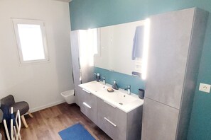 Shower - Holiday Home “La Villa Des Conches - 701” with Private Terrace, Garden & Wi-Fi (Longeville-sur-Mer)