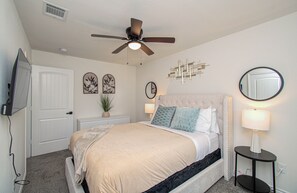 2 bedrooms, iron/ironing board, free WiFi, bed sheets - World Cup 2BR Near NRG + Hobby - Free Parking + Self Check in (Houston)