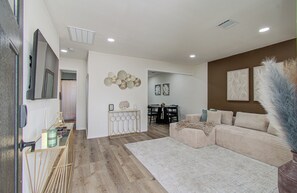 Smart TV - World Cup 2BR Near NRG + Hobby - Free Parking + Self Check in (Houston)