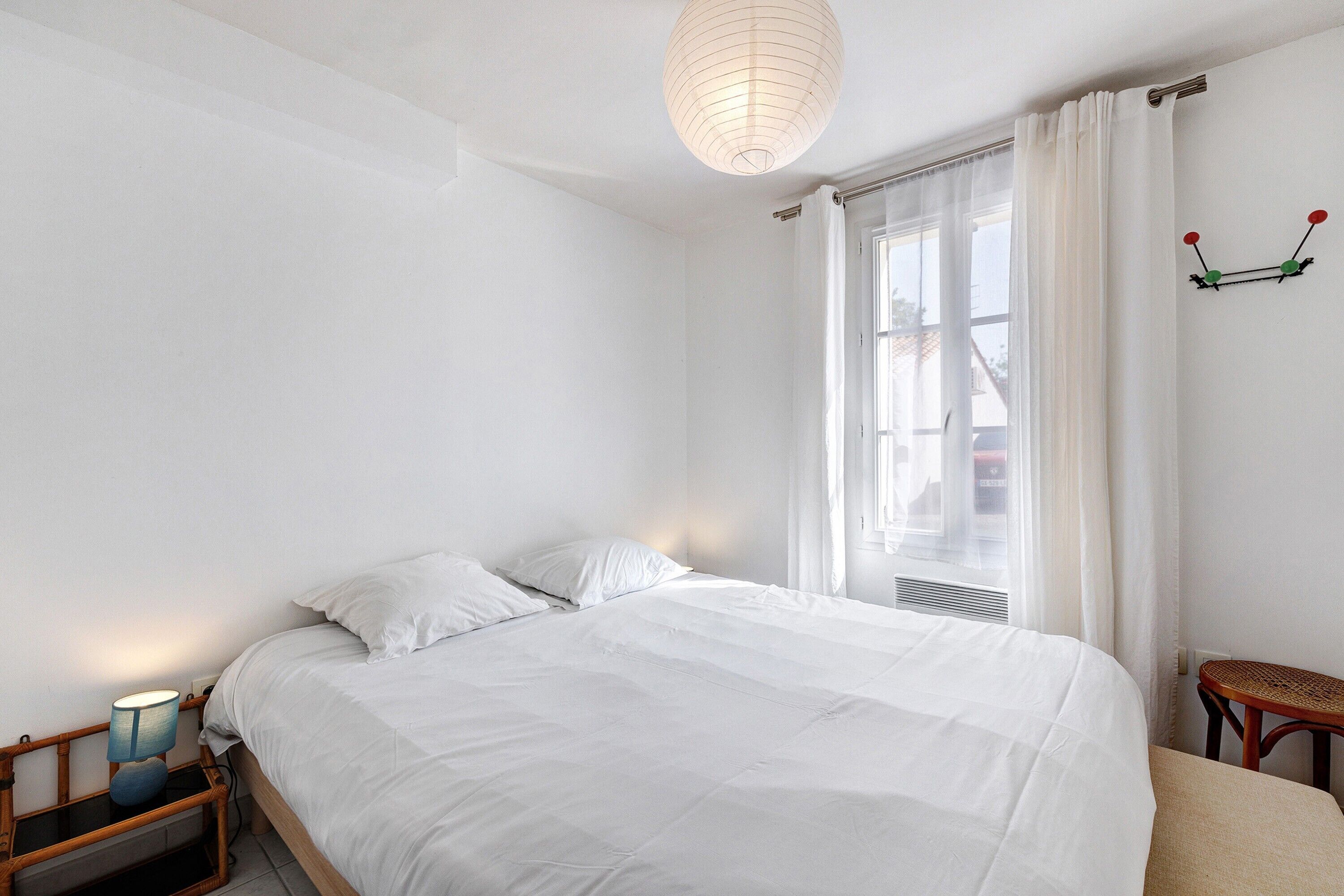1 habitación y tabla de planchar con plancha 