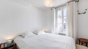 1 habitación y tabla de planchar con plancha