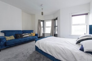 1 habitación, tabla de planchar con plancha, wifi y ropa de cama 