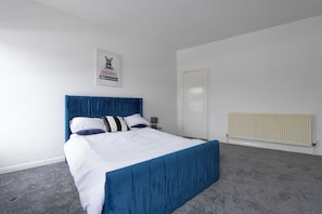 1 bedroom, iron/ironing board, WiFi, bed sheets - Perfect 1-bedroom in a 5 bedroom apartment in lovely Chatham for your stay. (Chatham)