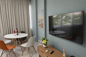 Dining - Apartment just minutes from Copacabana Beach. (Rio de Janeiro)