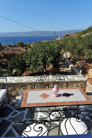 Outdoor dining - VILLA NEFELI (Hydra)