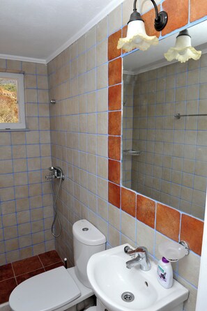 Hair dryer, towels, soap, toilet paper - VILLA NEFELI (Hydra)