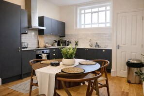 Fridge, microwave, oven, stovetop - Luxury Apartment w/ King Bed | The Old Library (Stafford)