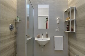 コンフォート ダブルまたはツインルーム | バスルーム | シャワー、ヘアドライヤー、石鹸、シャンプー