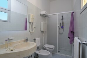 Quadruple Room, Balcony | Bathroom | Shower, hair dryer, soap, shampoo - Albergo Roma (Gatteo a Mare)