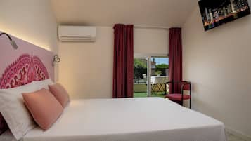 Comfort kamer, 1 twee- of 2 eenpersoonsbedden | Een kluis op de kamer, een bureau, gratis wifi, beddengoed