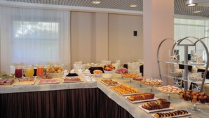 A buffet with various food items and beverages. - Albergo Roma (Gatteo a Mare)