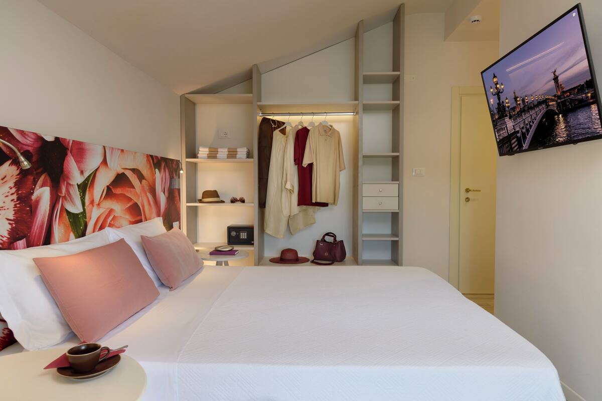 Comfort Triple Room | In-room safe, desk, free WiFi, bed sheets