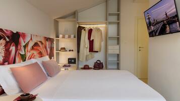 Comfort Triple Room | Peti besi dalam bilik, meja, Wi-fi percuma, cadar katil