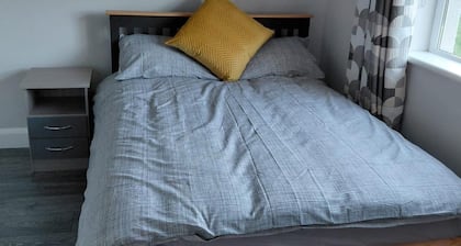 4 Bedroom House Sleeps 8 -pets Welcome -fireplace