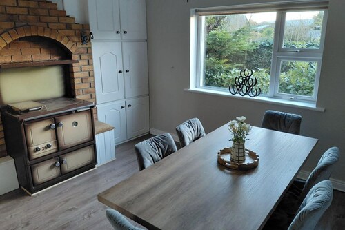 4 Bedroom House Sleeps 8 -pets Welcome -fireplace