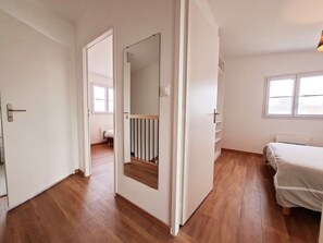 3 slaapkamers, een strijkplank/strijkijzer, wifi