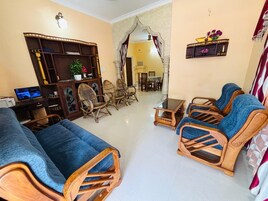 Comfort Triple Room, Non Smoking | Living area