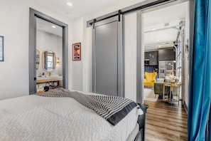 1 bedroom, iron/ironing board, WiFi, bed sheets - Downtown Condo · Walk to Broadway · Free Parking (Nashville)