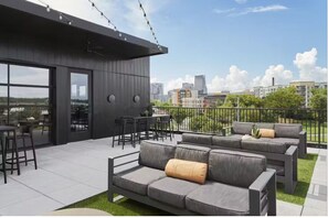 Outdoor dining - Downtown Condo · Walk to Broadway · Free Parking (Nashville)