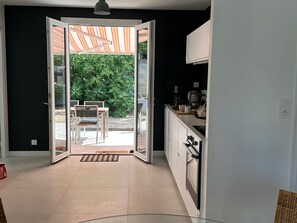 Fridge, microwave, oven, stovetop - La maison du Rocher – 300 m from the sea (La Tranche-sur-Mer)