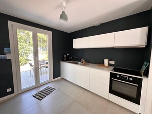 Fridge, microwave, oven, stovetop - La maison du Rocher – 300 m from the sea (La Tranche-sur-Mer)