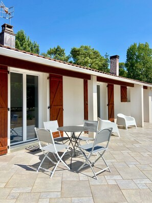Outdoor dining - La maison du Rocher – 300 m from the sea (La Tranche-sur-Mer)