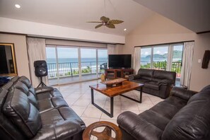 Living area - VistaMar Cocal 5 Bedroom Penthouse Beachfront Jaco (Jaco)