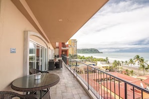 Outdoor dining - VistaMar Cocal 5 Bedroom Penthouse Beachfront Jaco (Jaco)