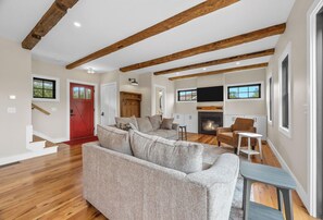 TV - West Vine St - 3 Bedrooms! (Provincetown)