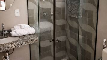 Căn hộ Tiêu chuẩn, quang cảnh thành phố | Phòng tắm | Buồng tắm vòi sen, khăn tắm, xà phòng, dầu gội