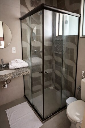 Standard Apartment, City View | Bathroom | Shower, towels, soap, shampoo - Bela Casa (Miguel Pereira)