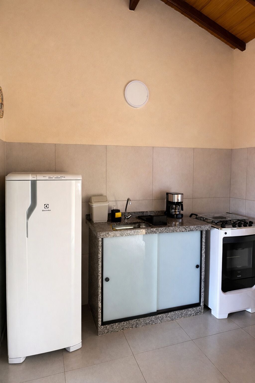 Apartamento, vista para a cidade | Cozinha privada | Geladeira, micro-ondas, fogão, talheres/pratos/utensílios de cozinha