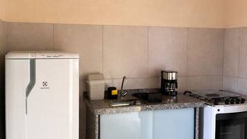 Apartamento, vista para a cidade | Cozinha privada | Geladeira, micro-ondas, fogão, talheres/pratos/utensílios de cozinha