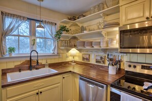 Fridge, microwave, oven, stovetop - Historic Milton Gem w Deck & Modern Touches! (Milton)