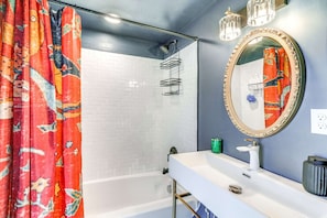 Hair dryer, towels - Historic Milton Gem w Deck & Modern Touches! (Milton)